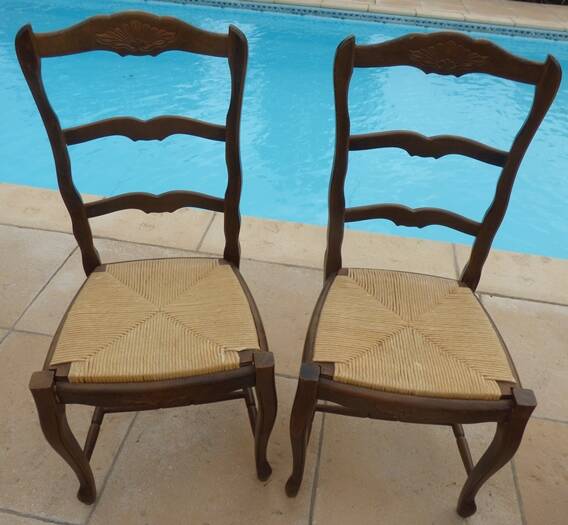 2 chaises de style  en bois massif à dossier haut et assises en pailles
