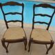 2 chaises de style  en bois massif à dossier haut et assises en pailles