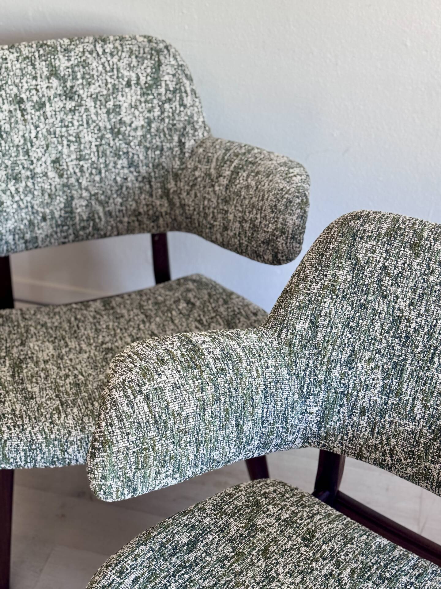 Ensemble de deux chaises Penguin Louis van Teeffelen des années 1960.