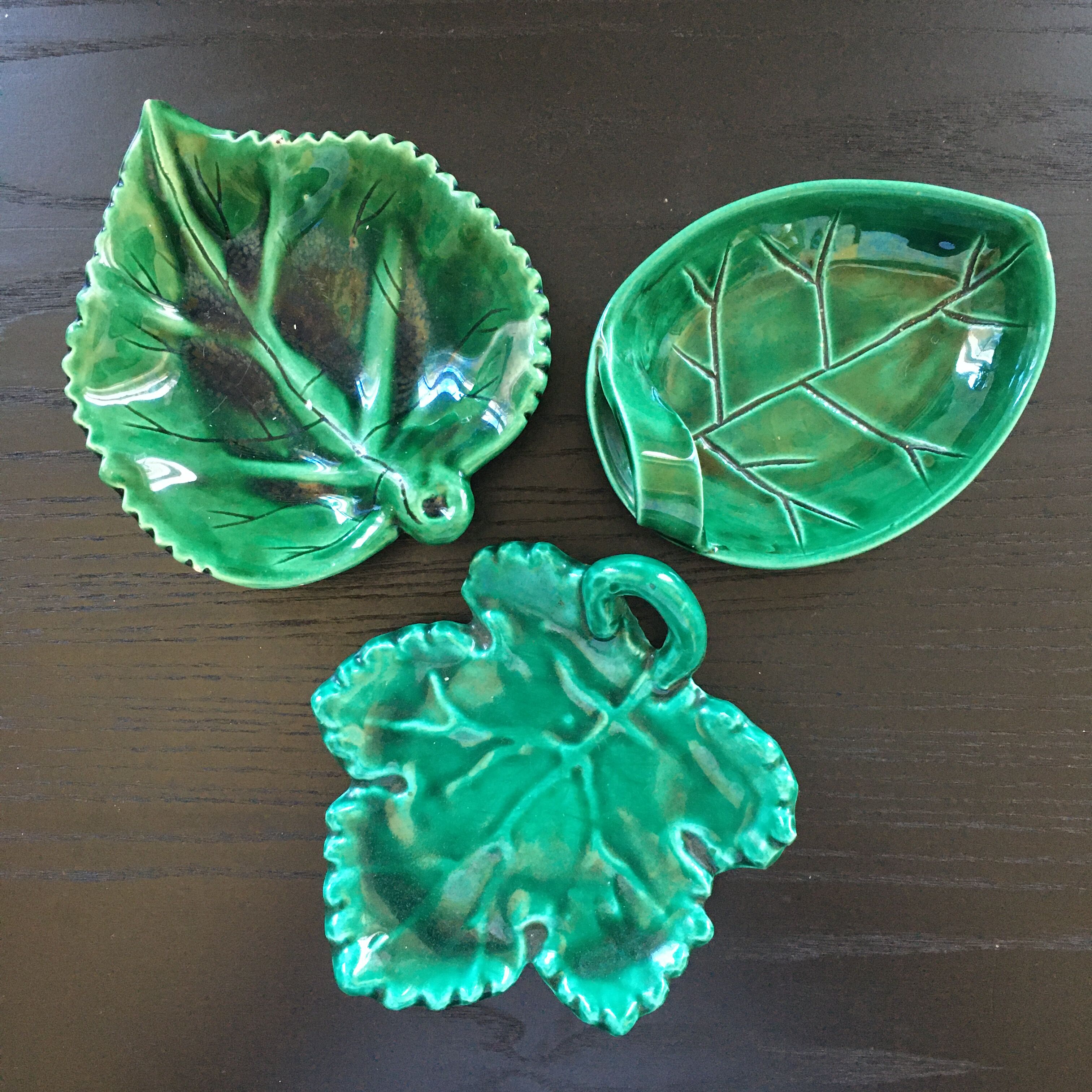 Collection of 3 leaf-shaped trays.