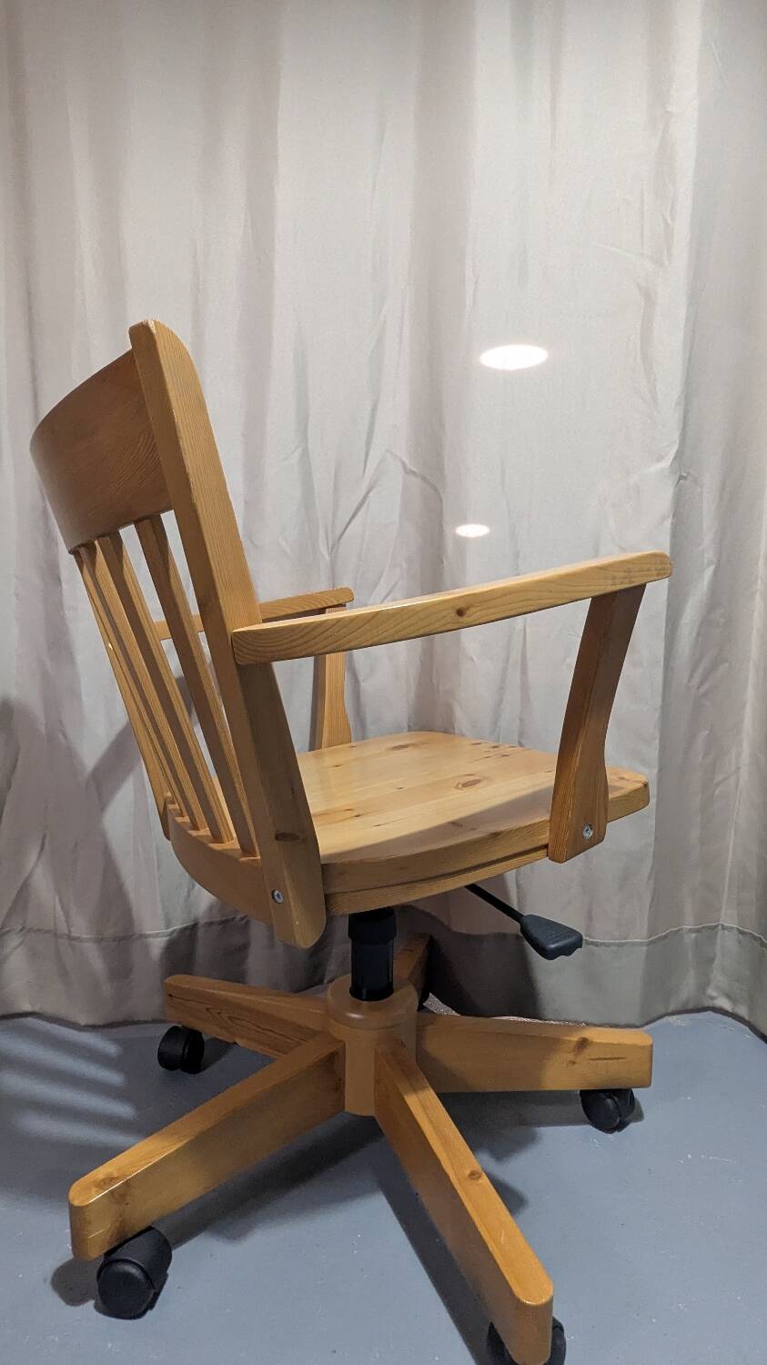 Chaise pivotante en pin massif modèle Joel par Ikea, fabriquée en Italie, années 1990.