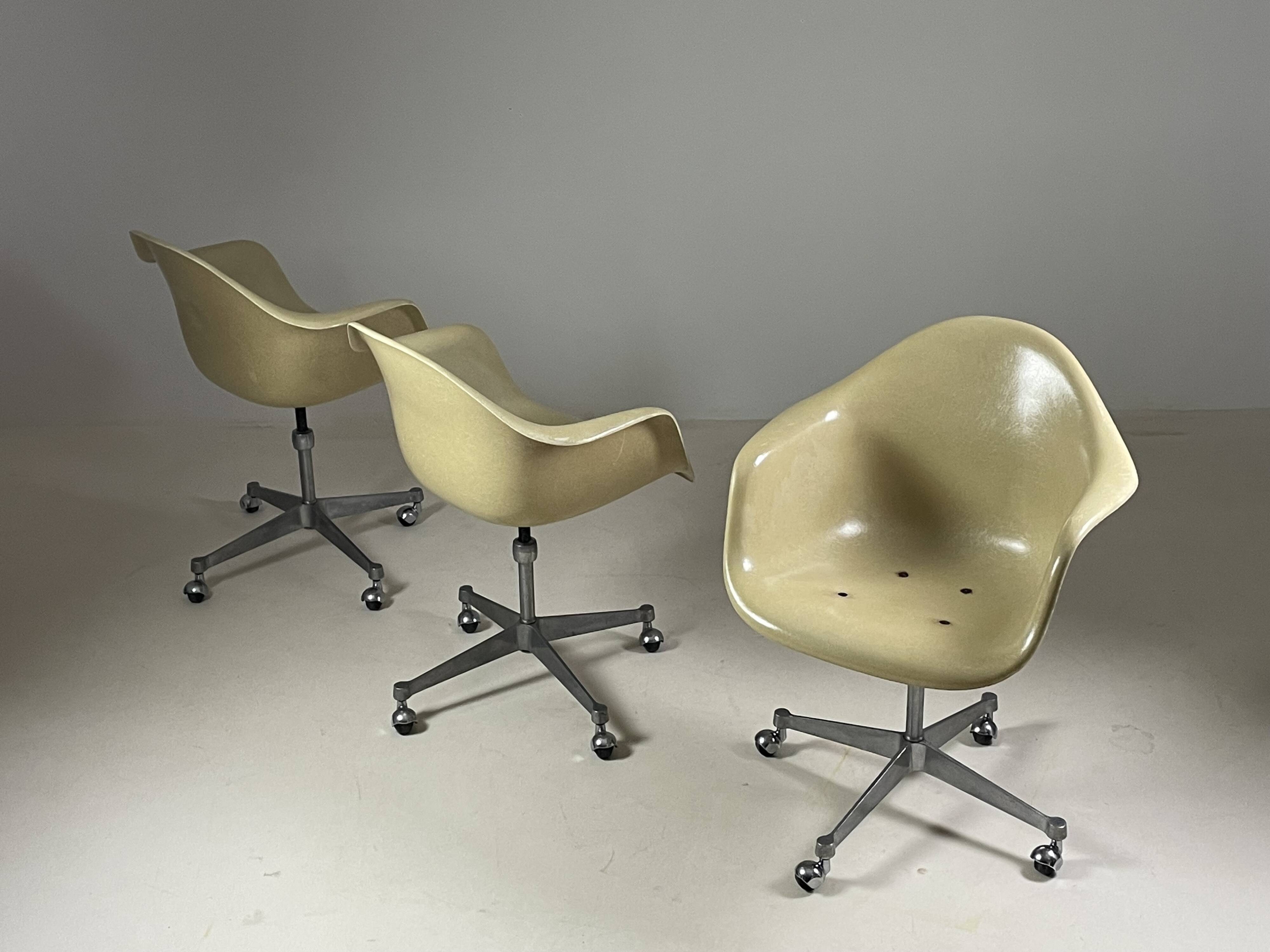 Fiberglass armchair by Charles Eames for Herman Miller, 1960