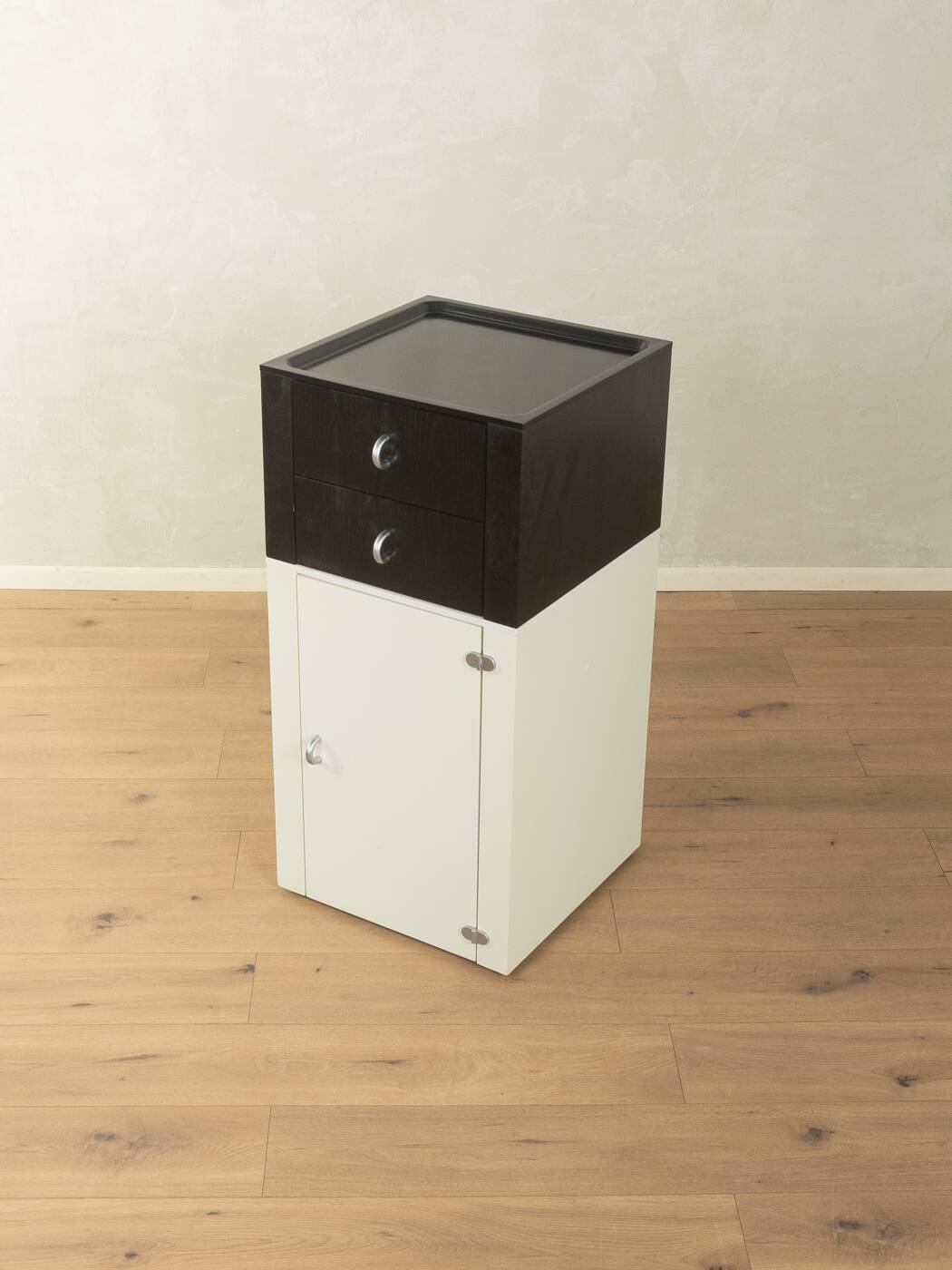 Commode des années 1980 avec un design à contraste clair.