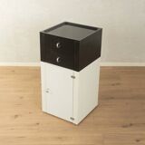 Commode des années 1980 avec un design à contraste clair.