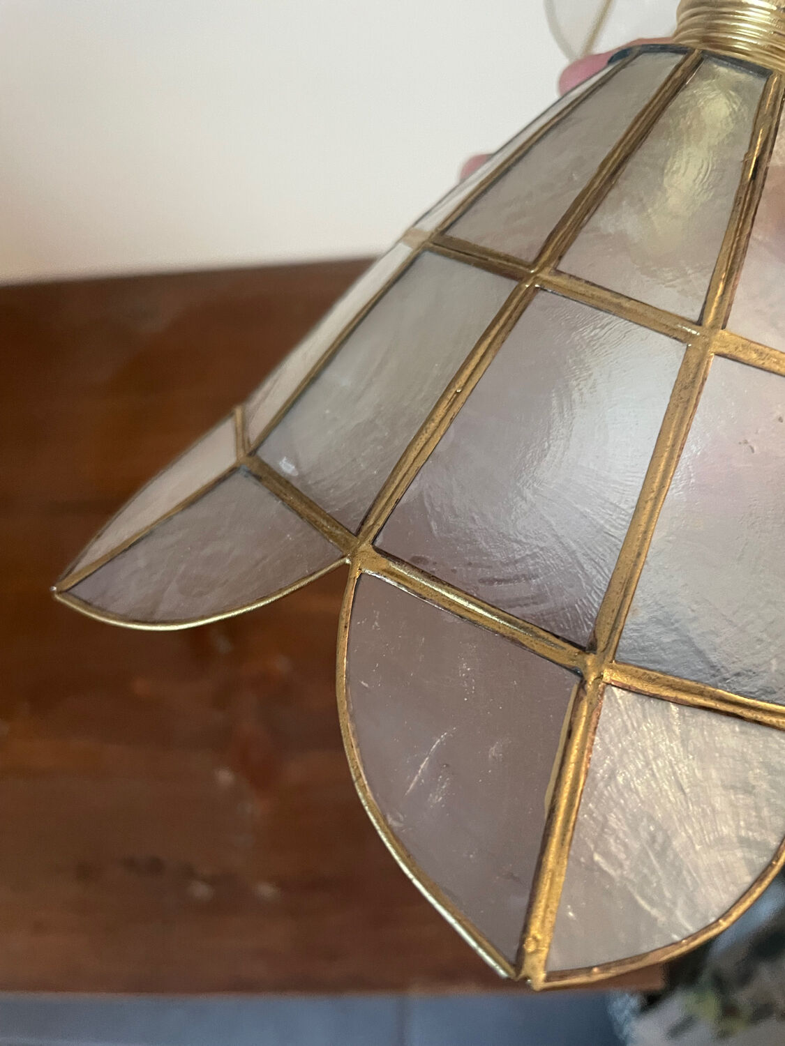 2 portable lamps with flower-shaped lampshades in mother-of-pearl and brass.