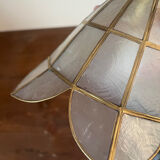 2 portable lamps with flower-shaped lampshades in mother-of-pearl and brass.