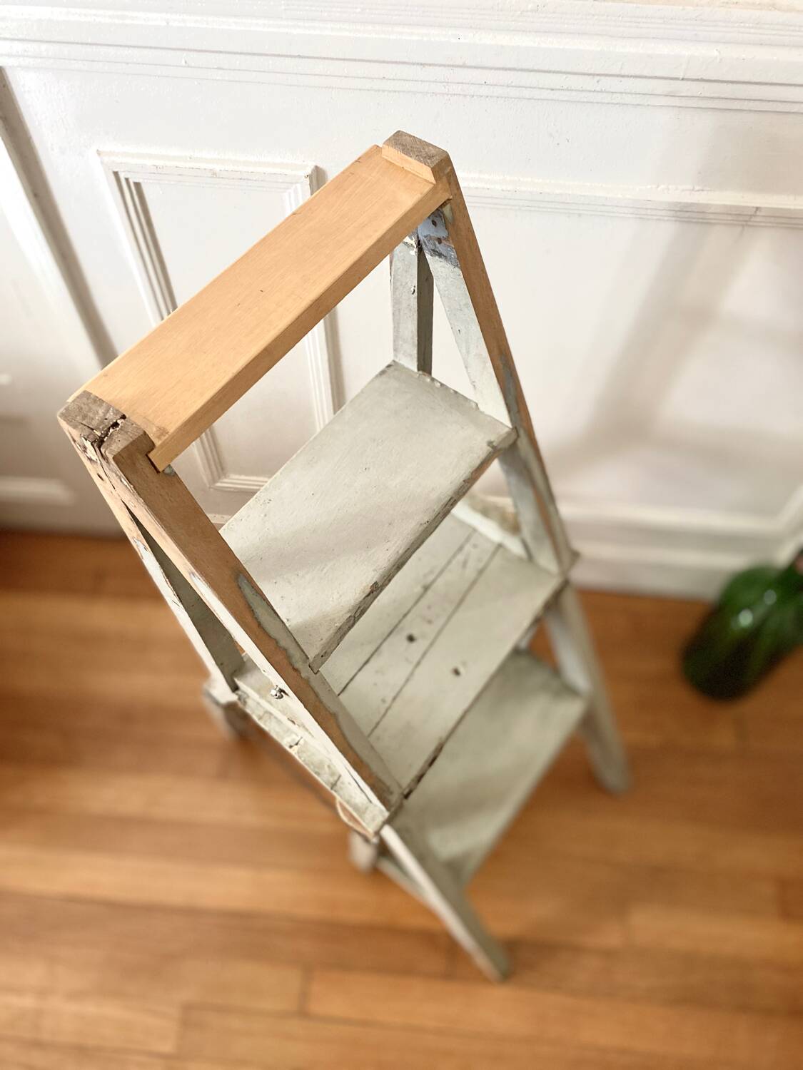 Transformable stepladder chair