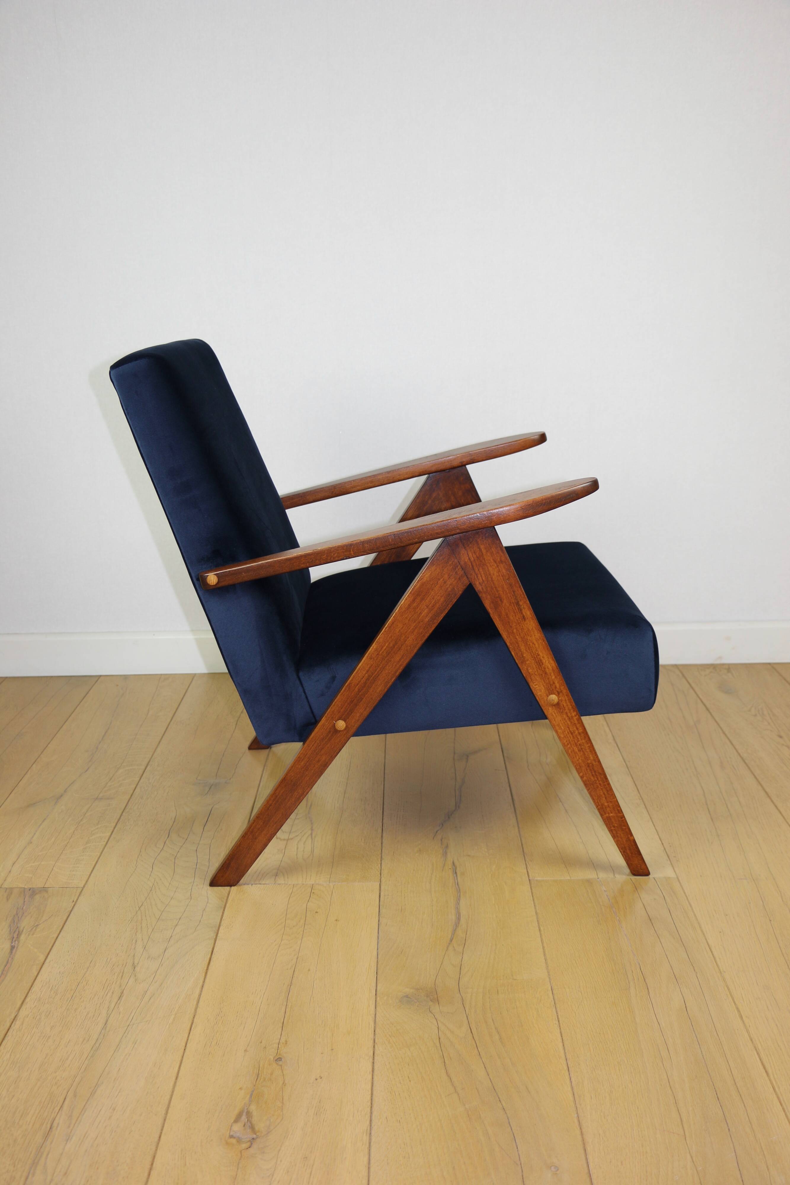 Fauteuil classique Var B-310 vintage des années 1960 en velours bleu marine - bois foncé - 2 pièces disponibles
