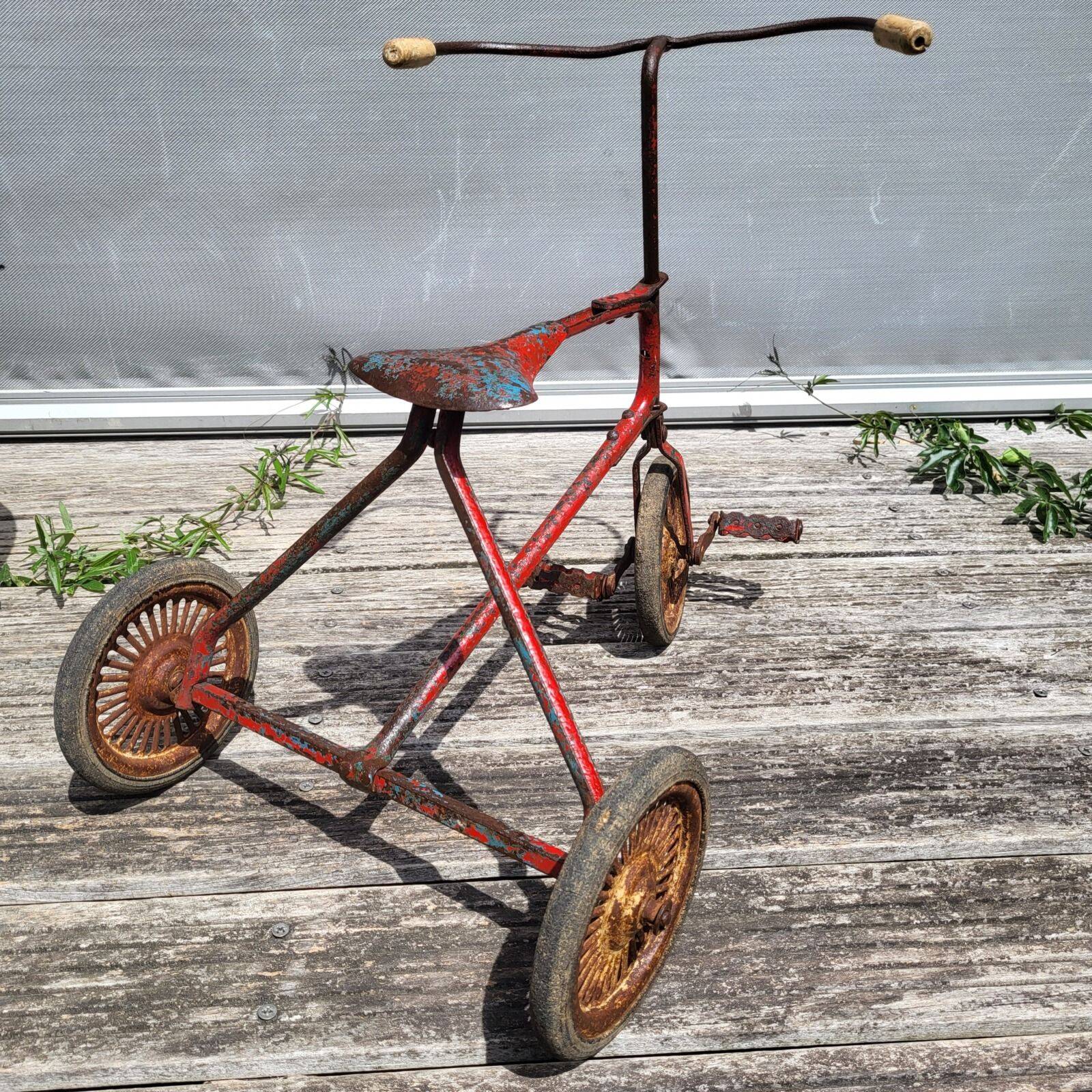 Tricycle enfant métal riveté 1920 • Style urbex