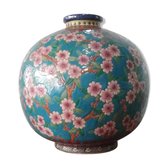 Ancien vase enamel of the Louviere