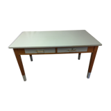 Table for 4 to 6 people with a very sixties look