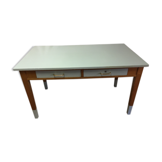 Table for 4 to 6 people with a very sixties look