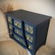 Commode atypique bleue, motifs dorés peints à la main