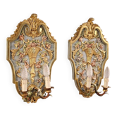 Paire de appliques murales italiennes de style Louis XVI laquées et dorées.