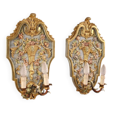 Paire de appliques murales italiennes de style Louis XVI laquées et dorées.