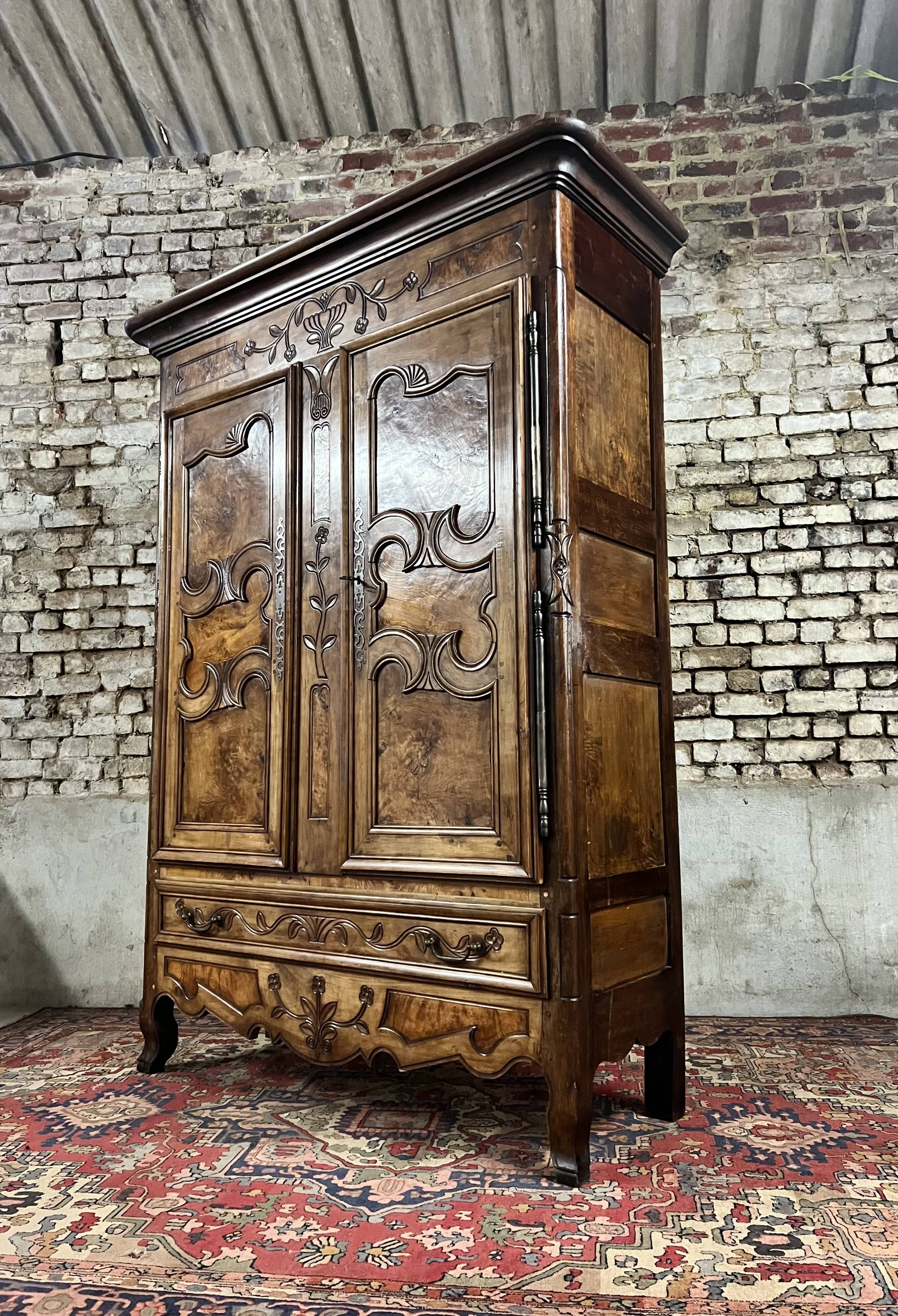 Wardrobe in walnut and burr walnut from louis xv xviii eme century
