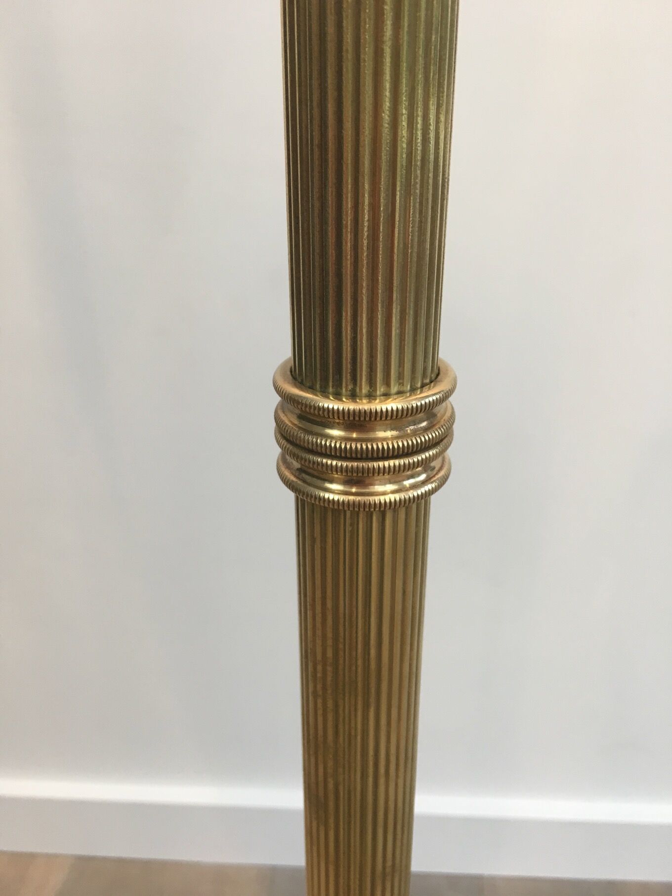 Floor lamp of parquet in neoclassical style in brass with dolphin heads. french work of the ma