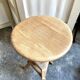 Tabouret tripode à vis en bois clair