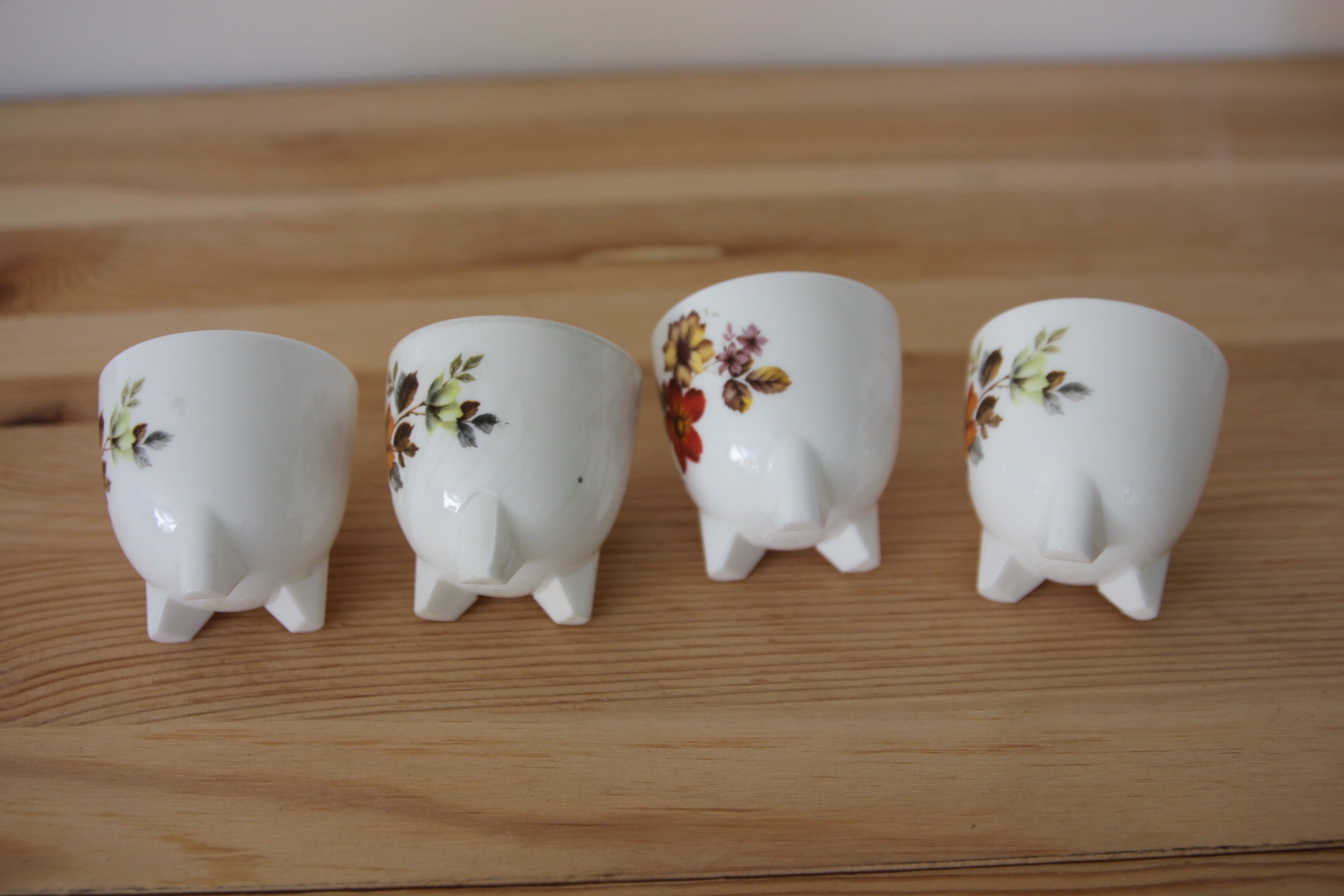 Lot de 4 coquetiers tripodes