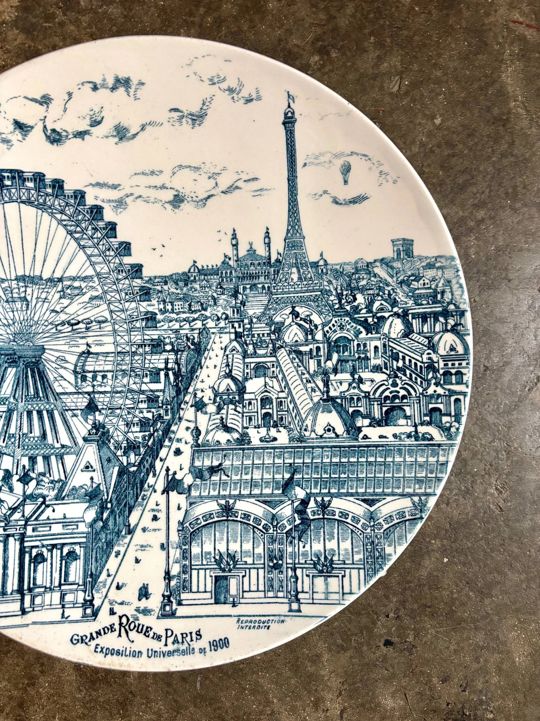 Plat "Exposition universelle" en faïence bleue n°2