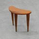 Petite table en bois et laiton estampillée "Italia" dans le style de Gio Ponti.
