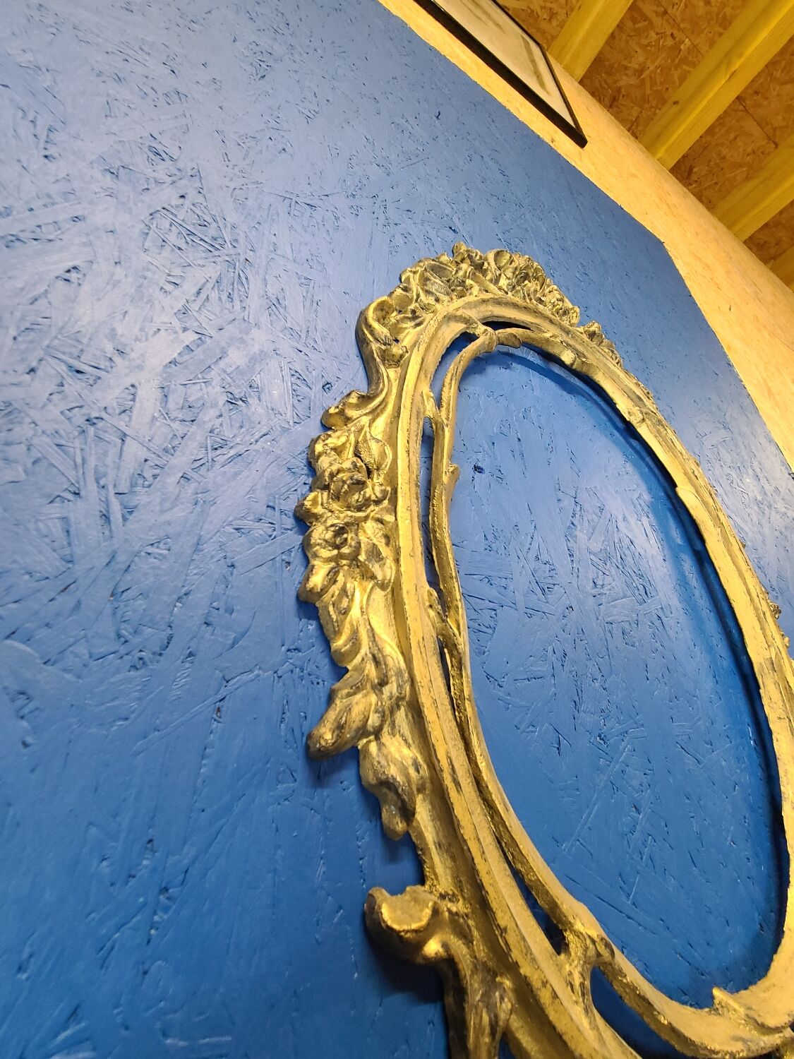 Cadre en fonte dorée