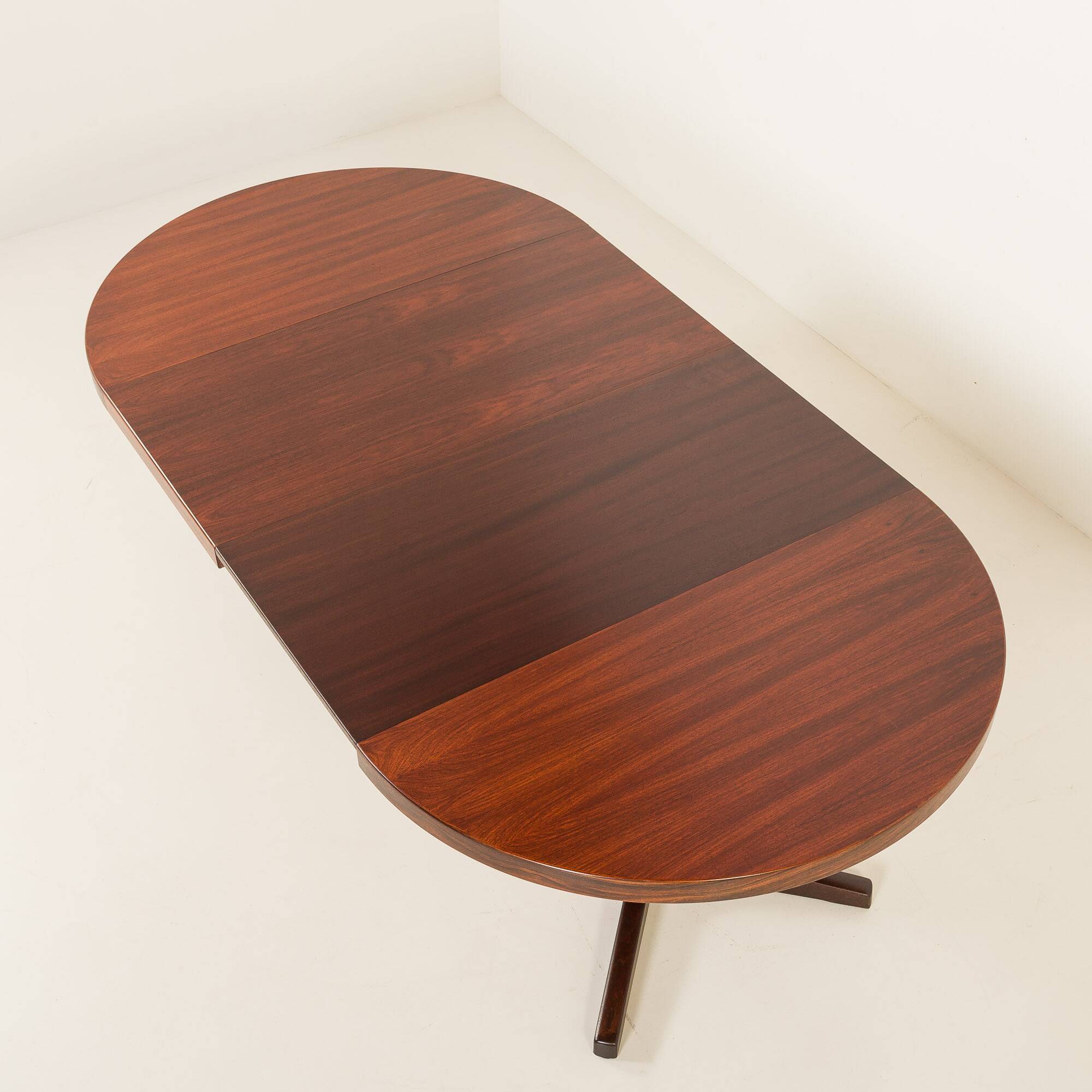 Danish Rosewood pedestal extension table attr. to Gudme Mobelfabrik, 1970s