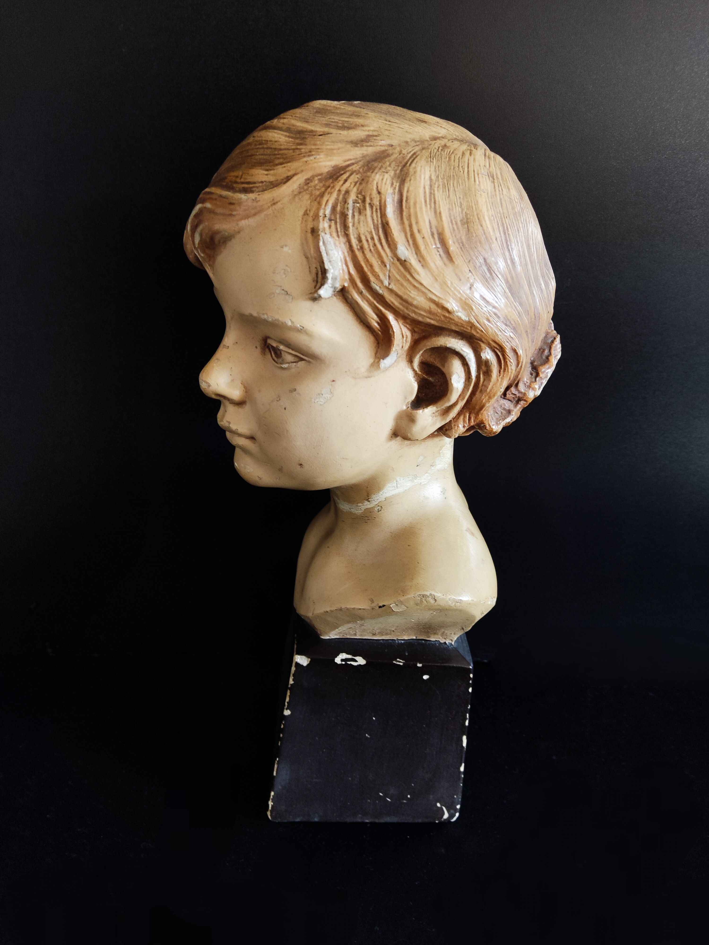 Bust young girl art deco