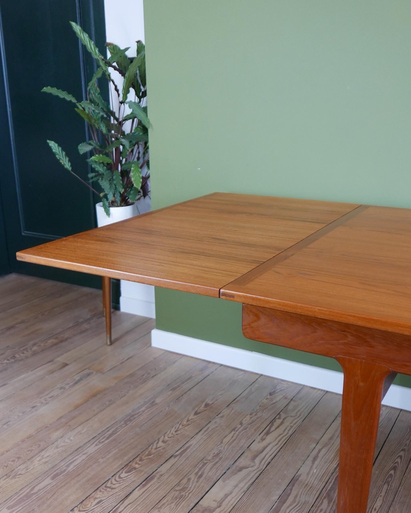 Henning Kjaernulf dining table
