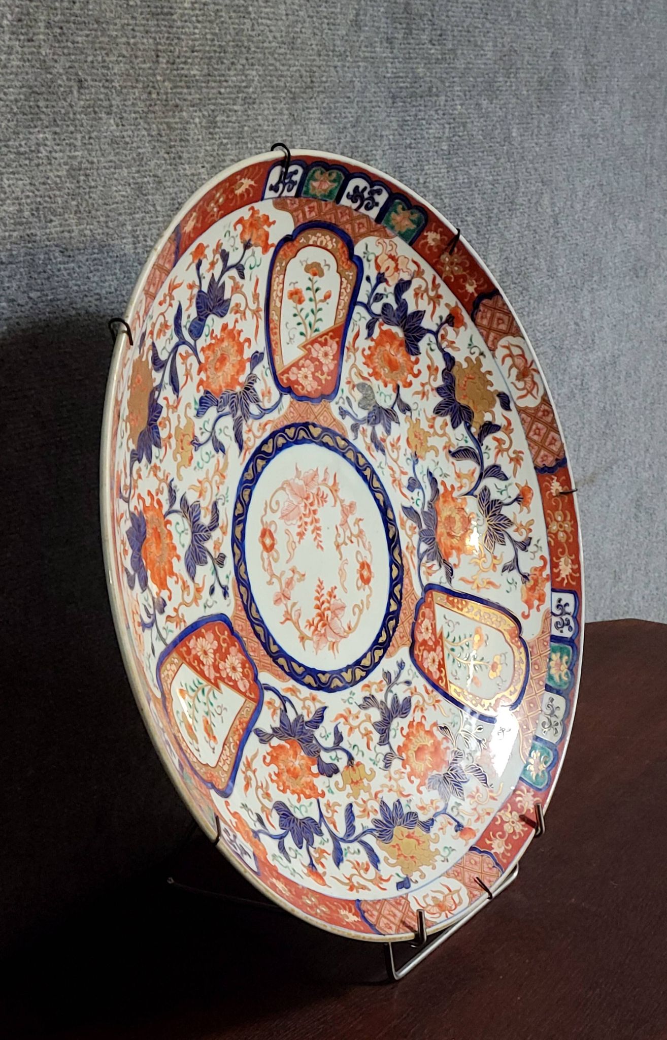 19th-century Asia: Important round porcelain dish decorated in the Imari style