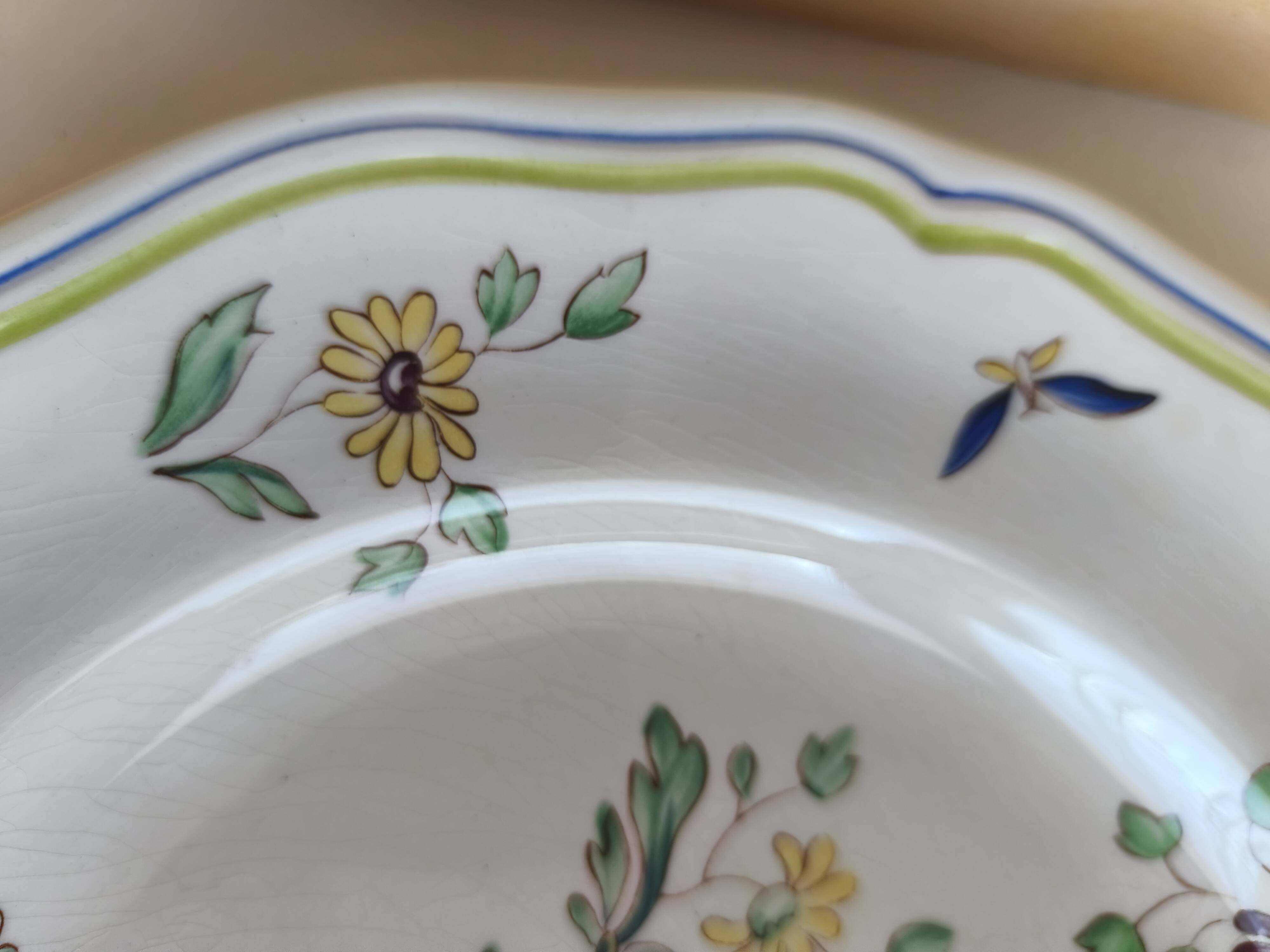 Lonchamp plate with pilgrim decoration