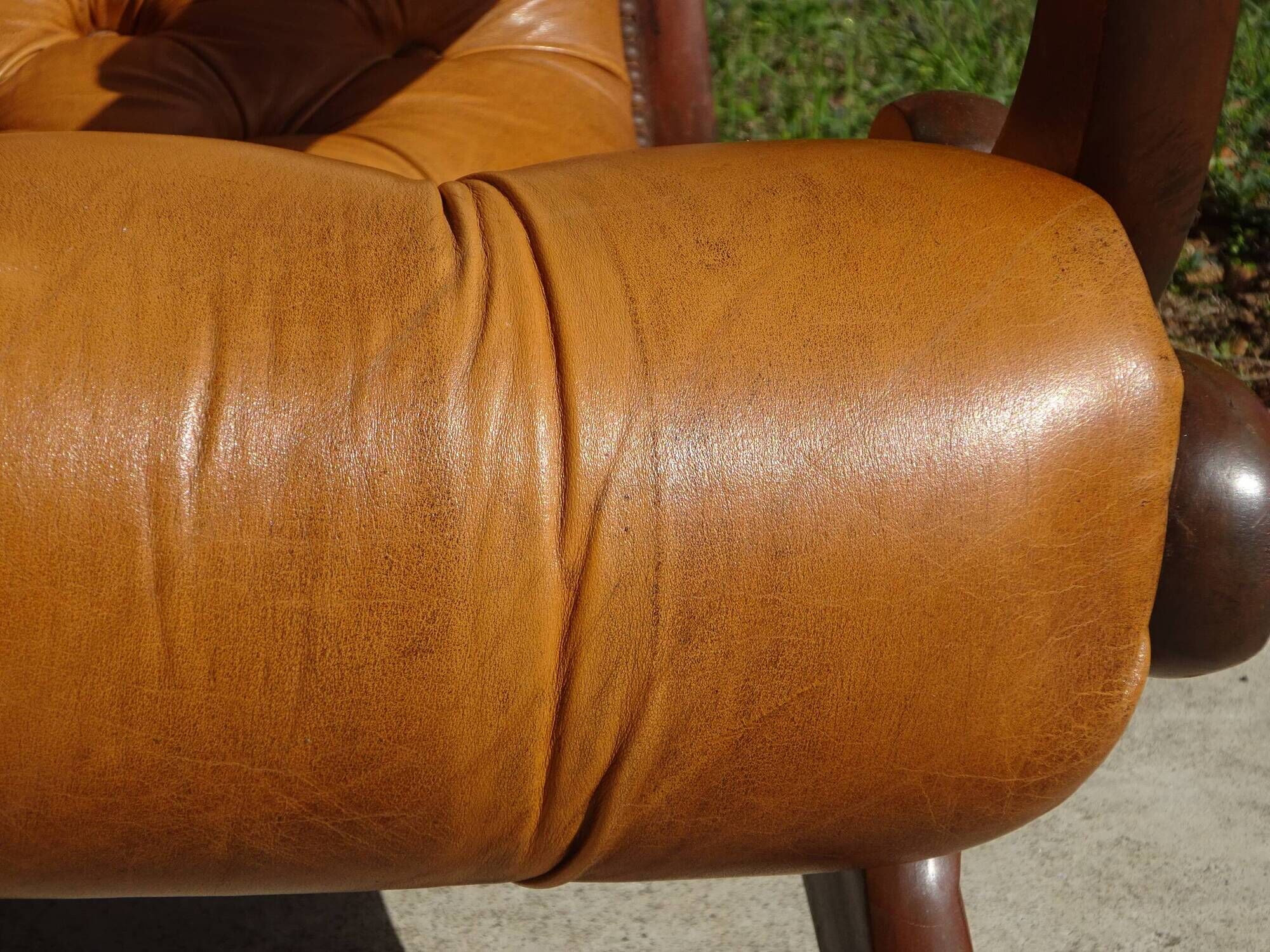 Fauteuils en bois et cuir capitonné, les 2