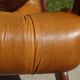Fauteuils en bois et cuir capitonné, les 2