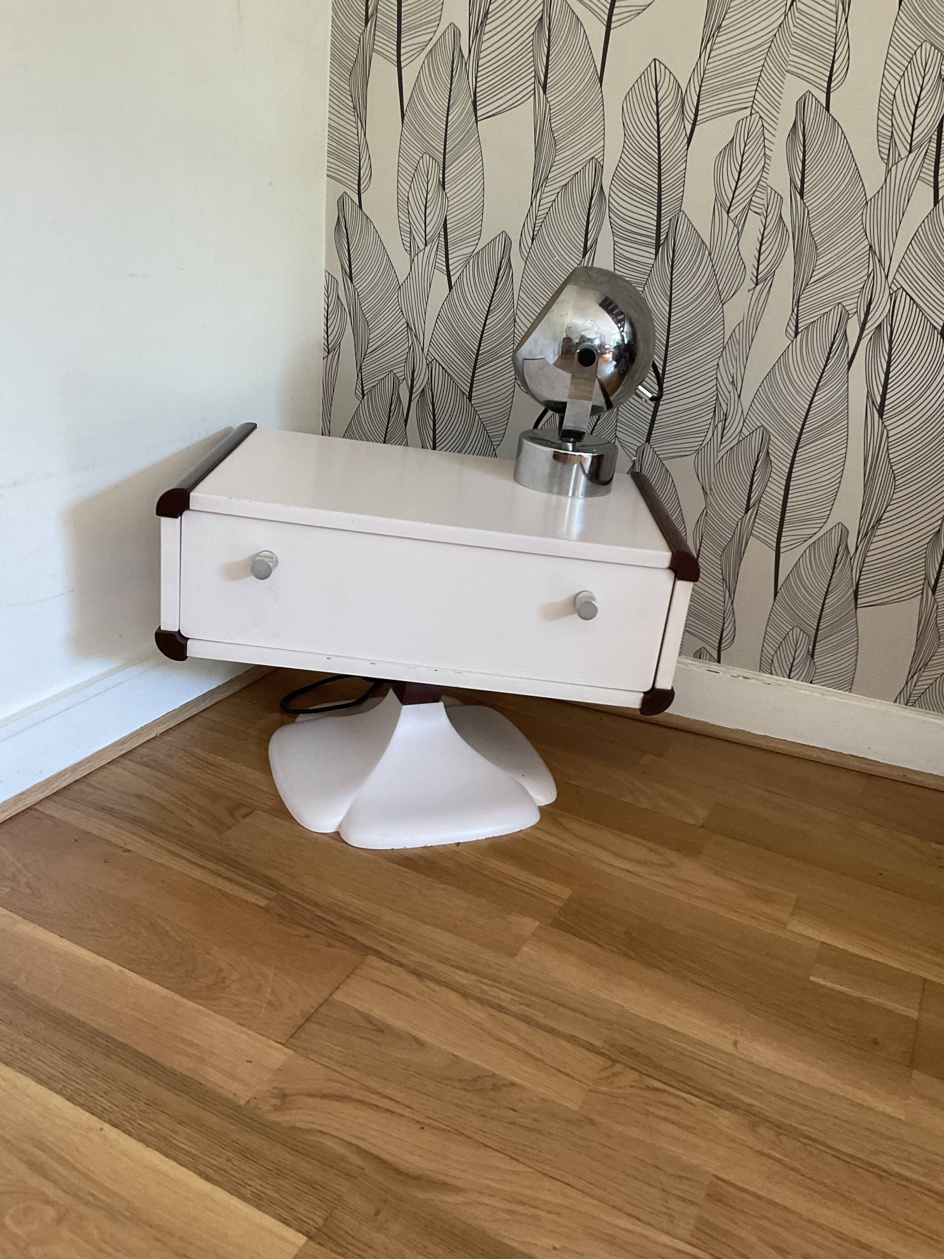Table appoint pied tulipe