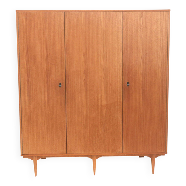 Armoire vintage belge à 3 portes fabriquée dans les années 1960.