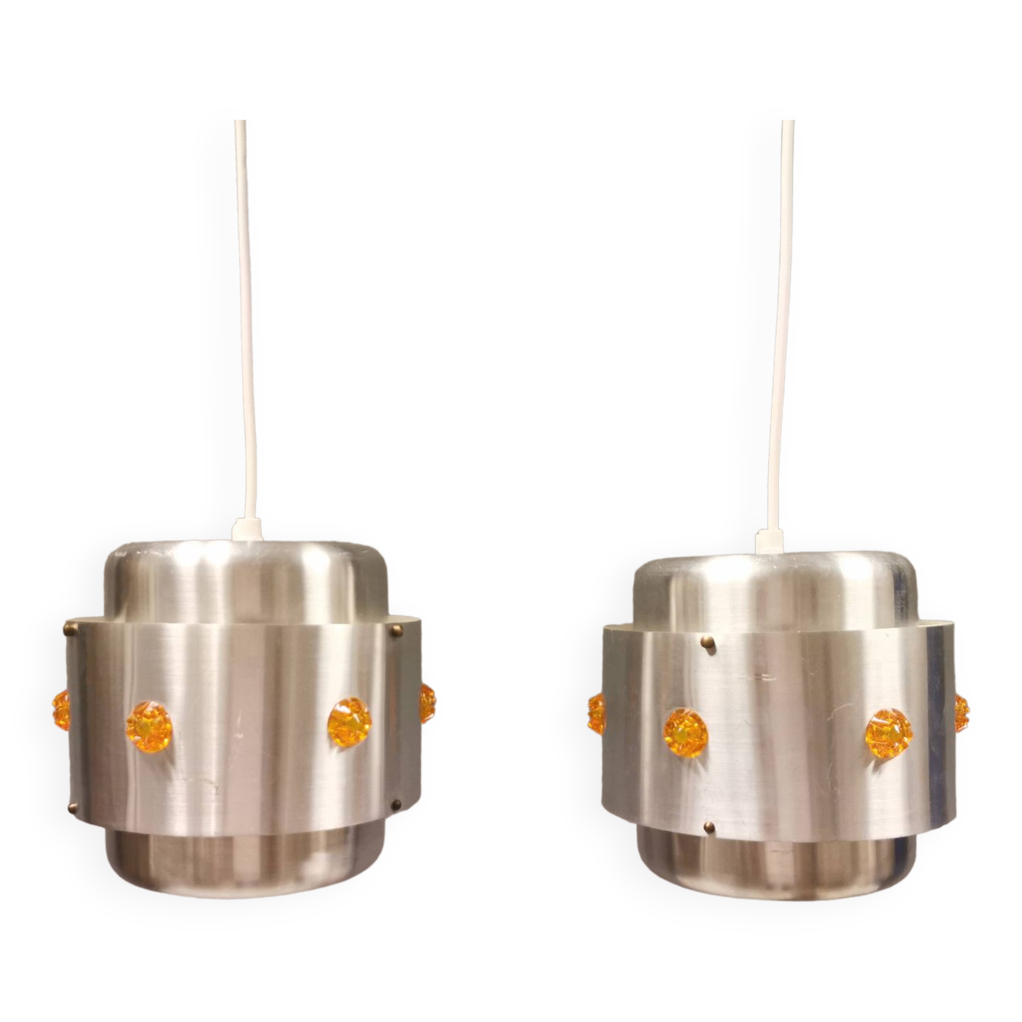 Two Space-Age hanging lamps, in silver-coloured aluminium with orange prisms.