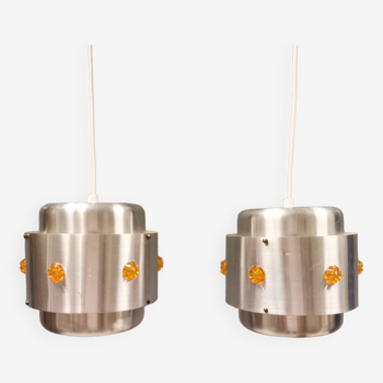 Two Space-Age hanging lamps, in silver-coloured aluminium with orange prisms.