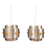 Deux suspensions Space-Age, en aluminium argenté avec prismes orange.