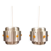 Deux suspensions Space-Age, en aluminium argenté avec prismes orange.