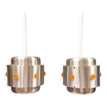Deux suspensions Space-Age, en aluminium argenté avec prismes orange.