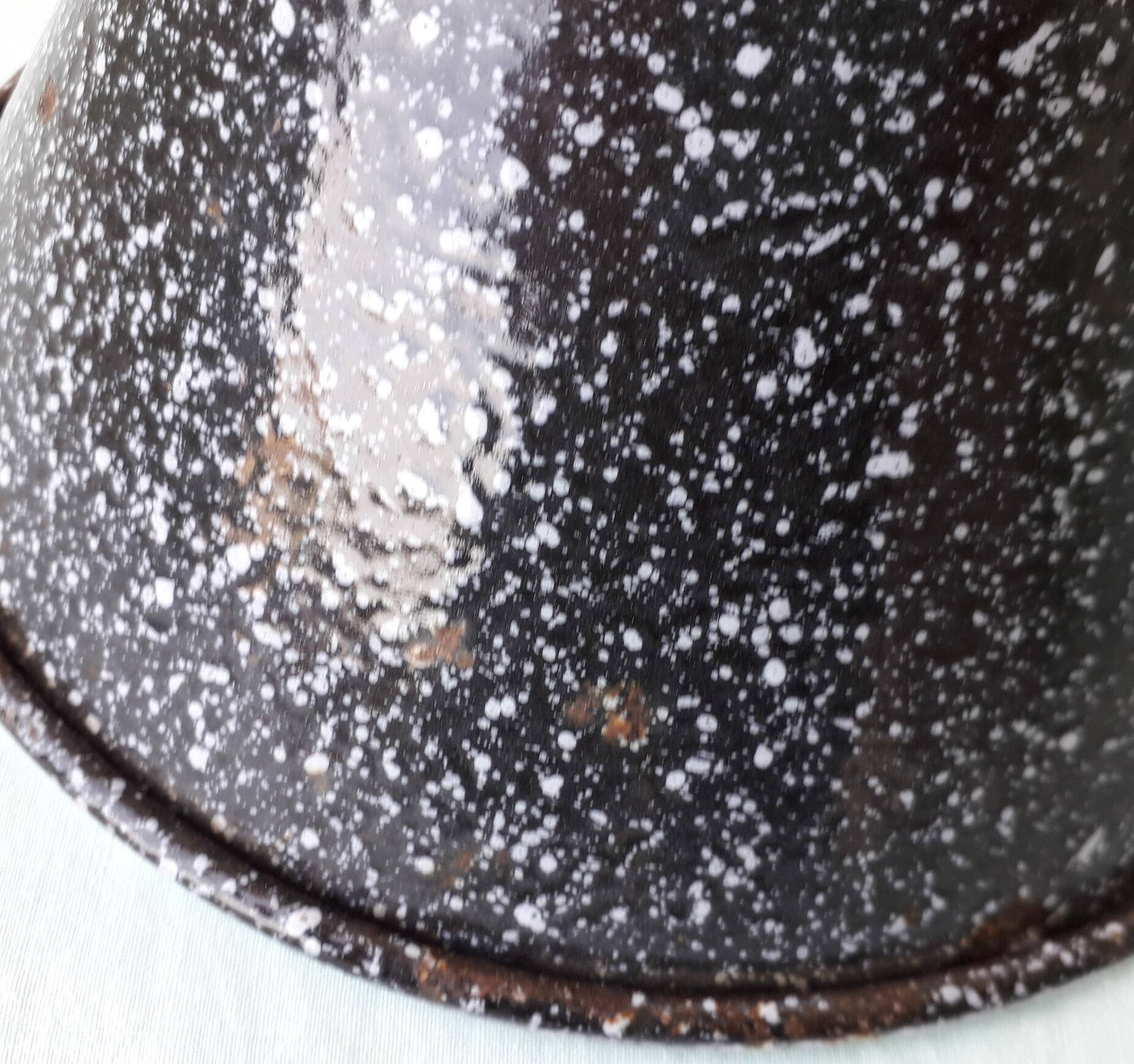 Enamelled sheet metal lampshade