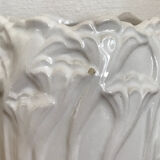 Vase blanc art nouveau avec fleurs et libellules