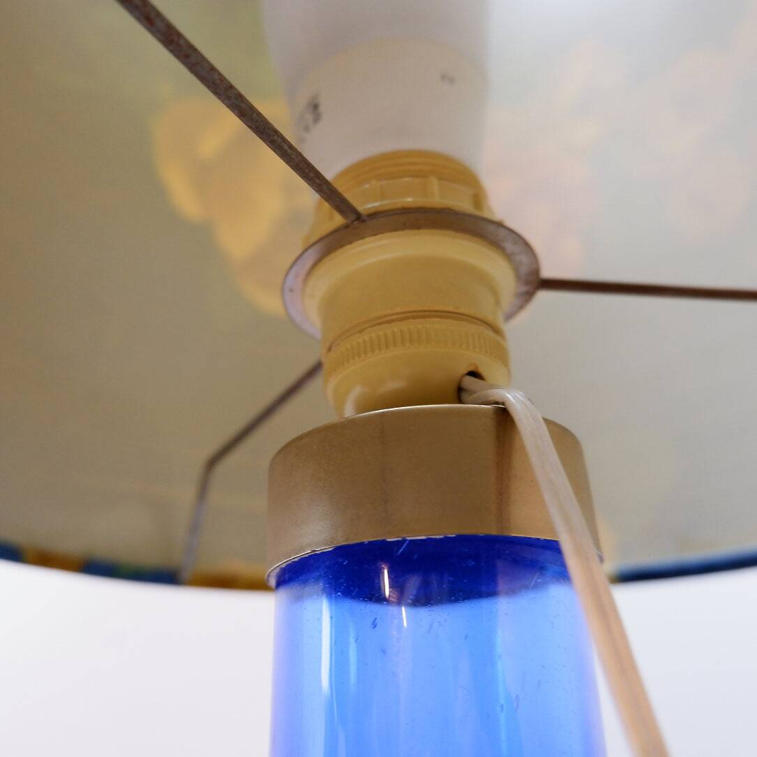 Lampe de table en verre bleu avec abat-jour à fleurs d'origine - années 1960