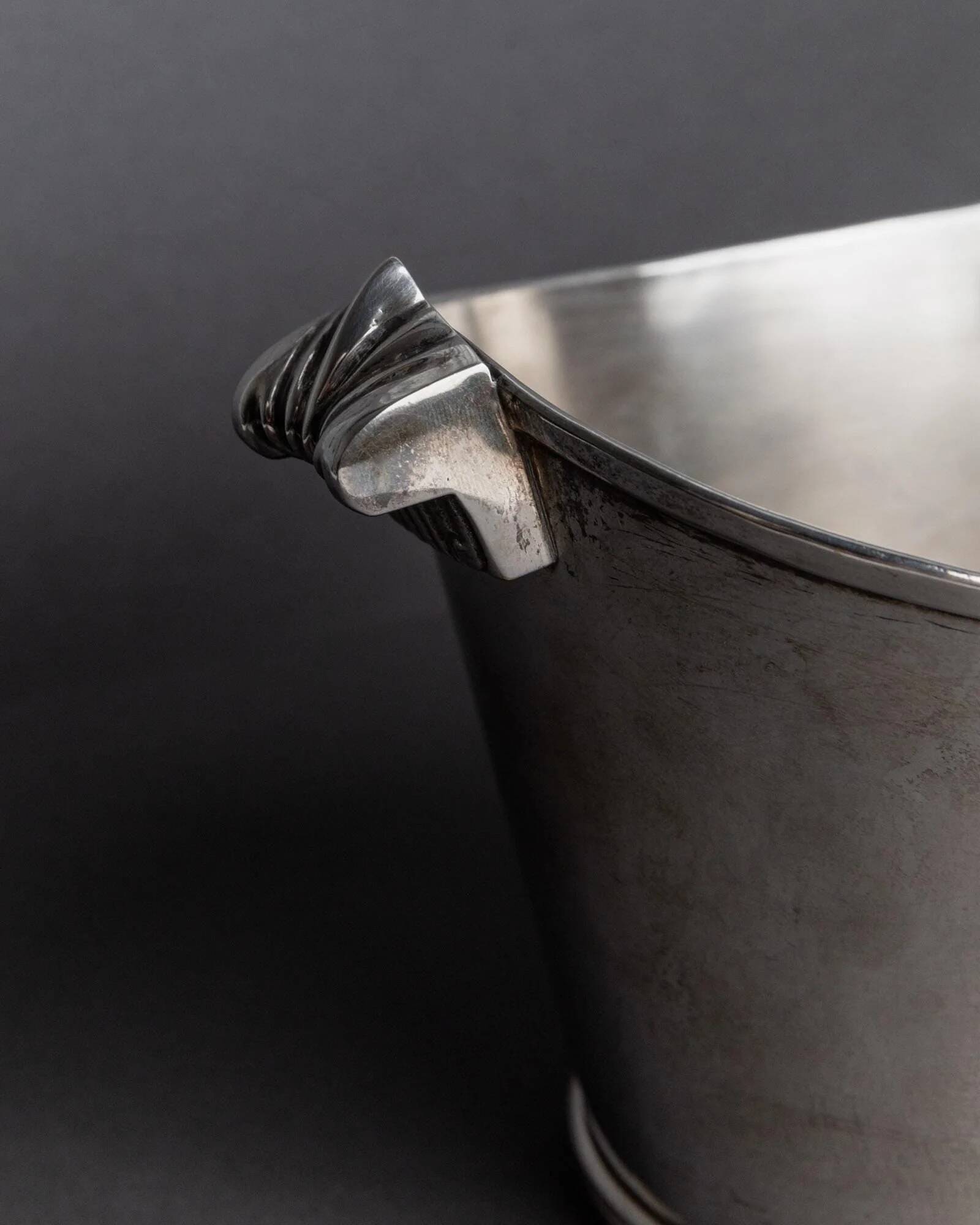Seau à champagne vintage des années 1940 en métal argenté, forme classique pour vin ou boissons, décoration de bar rétro, style intemporel, idée cadeau élégante