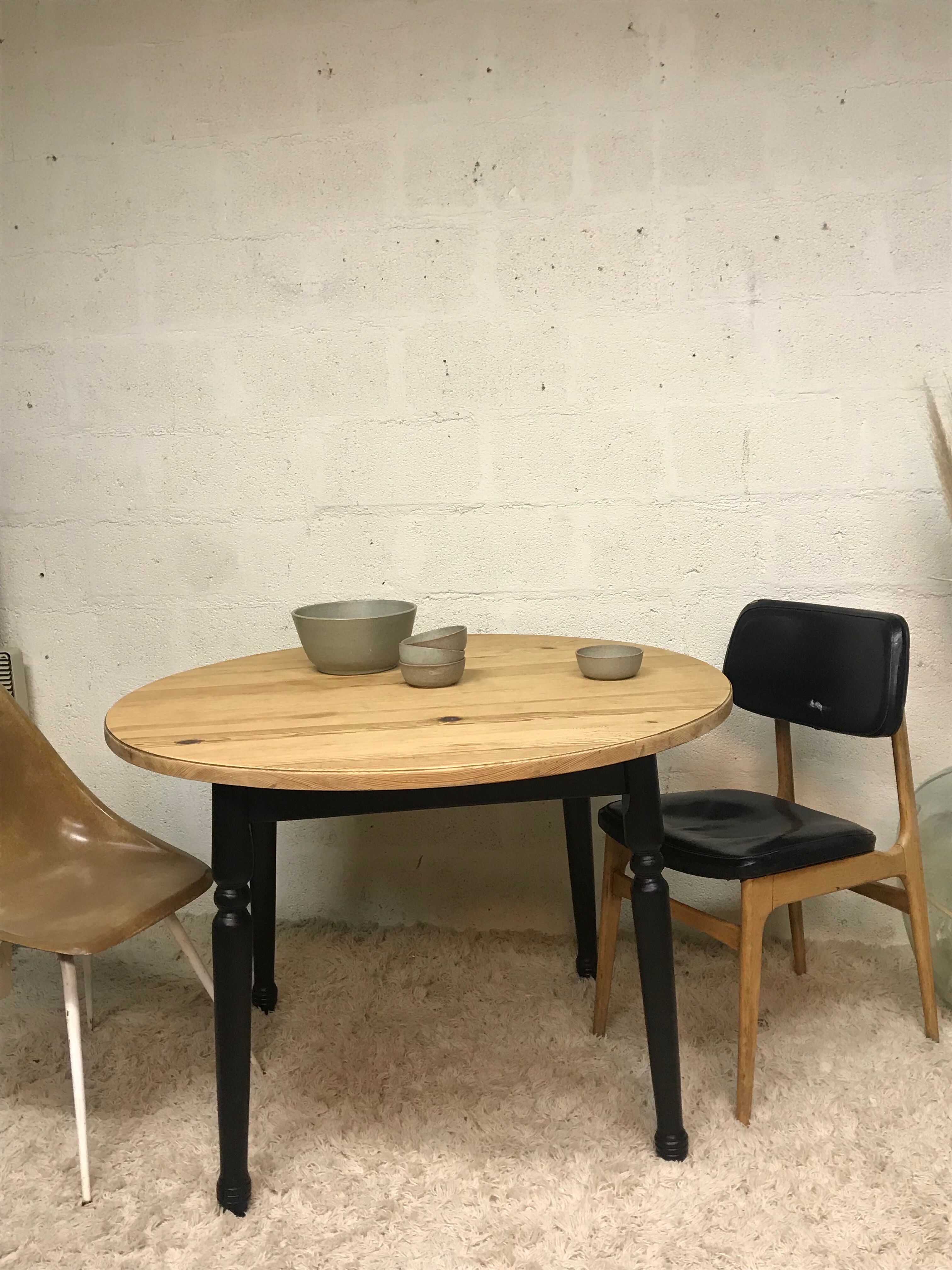 Round table raw wood - black