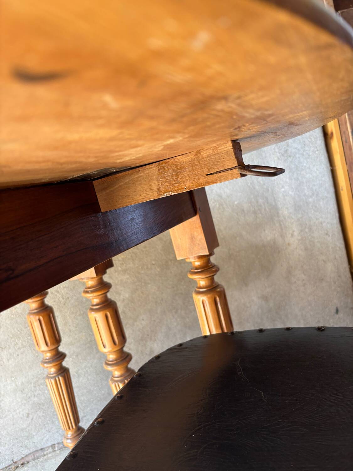 Antique round extendable table without extension