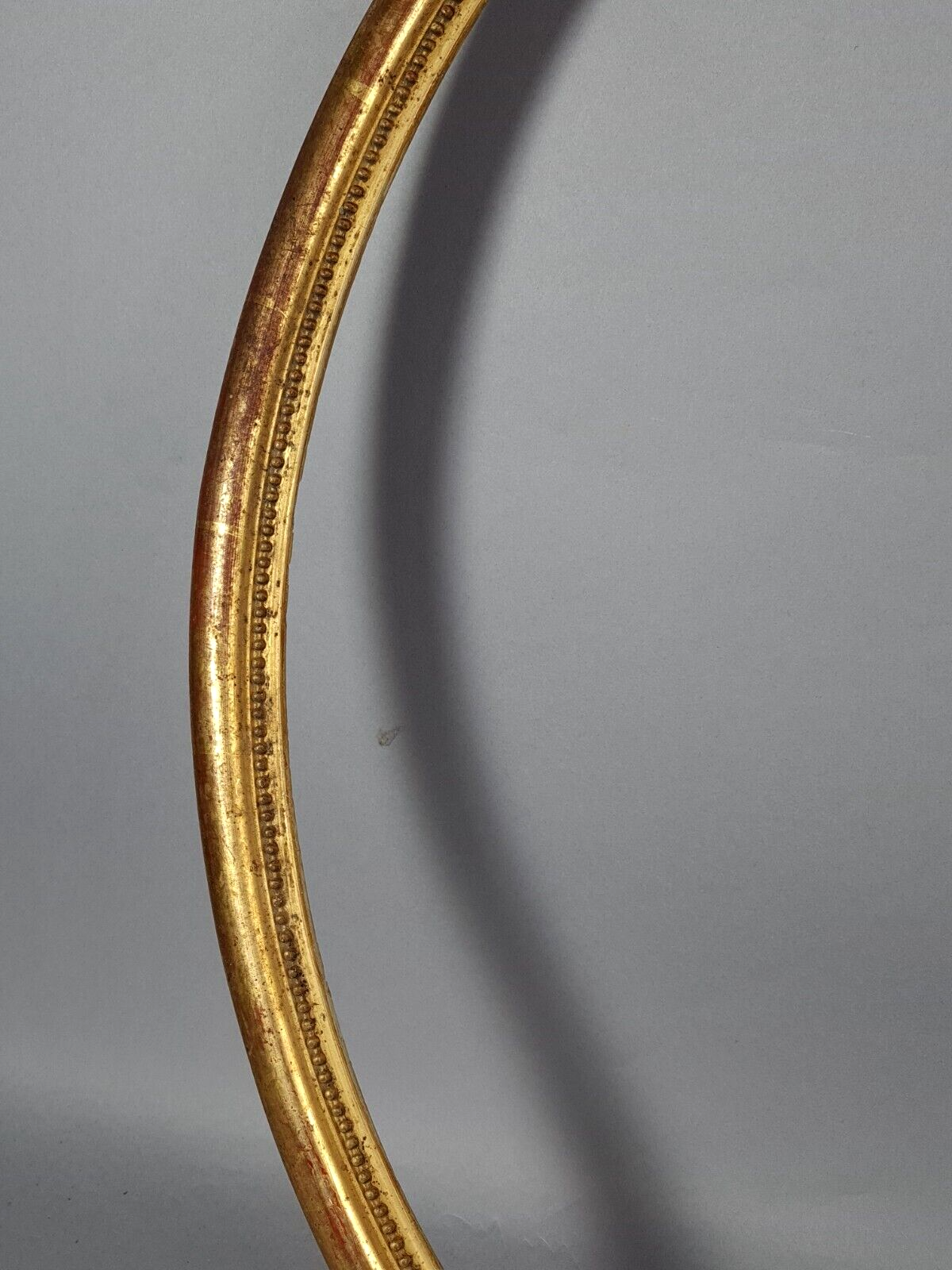 Oval beaded frame nineteenth century wood gilded stucco 69,7x59 foliage 64x54 cm SB