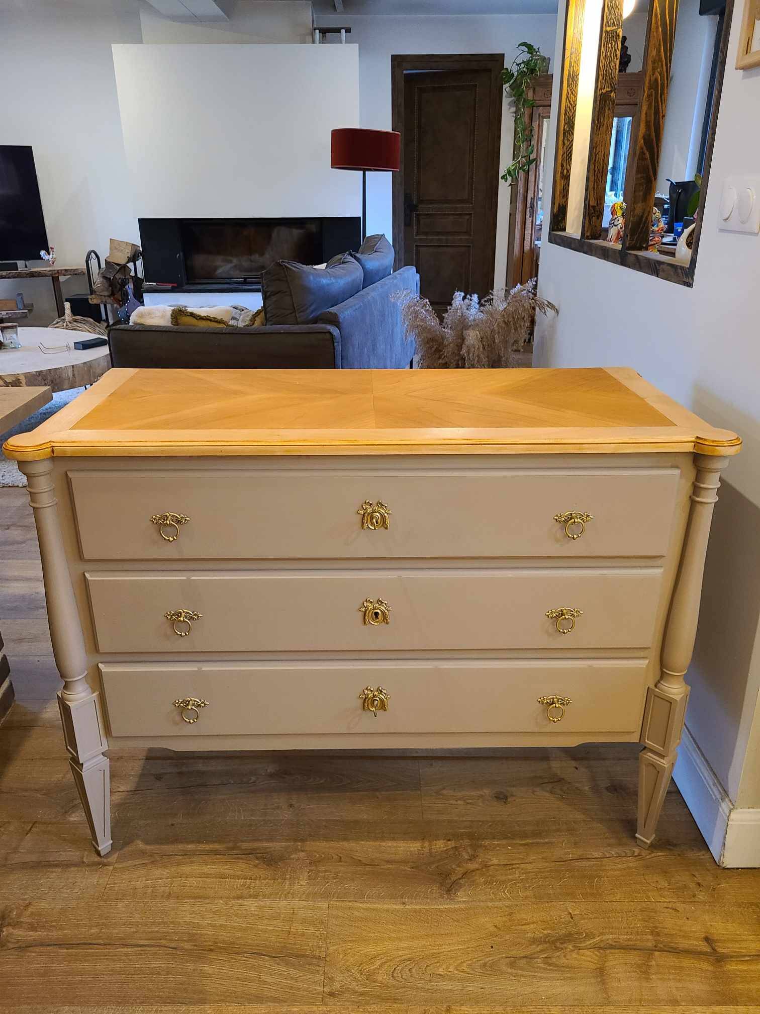Commode en bois peint