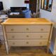 Commode en bois peint