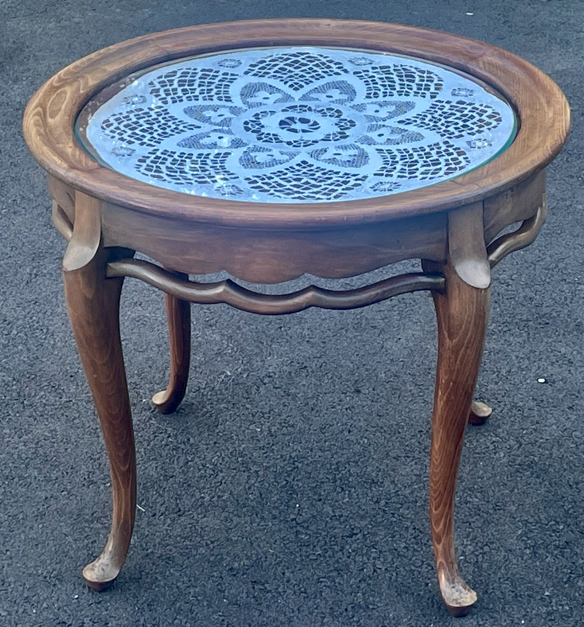 Coffee table with round shape